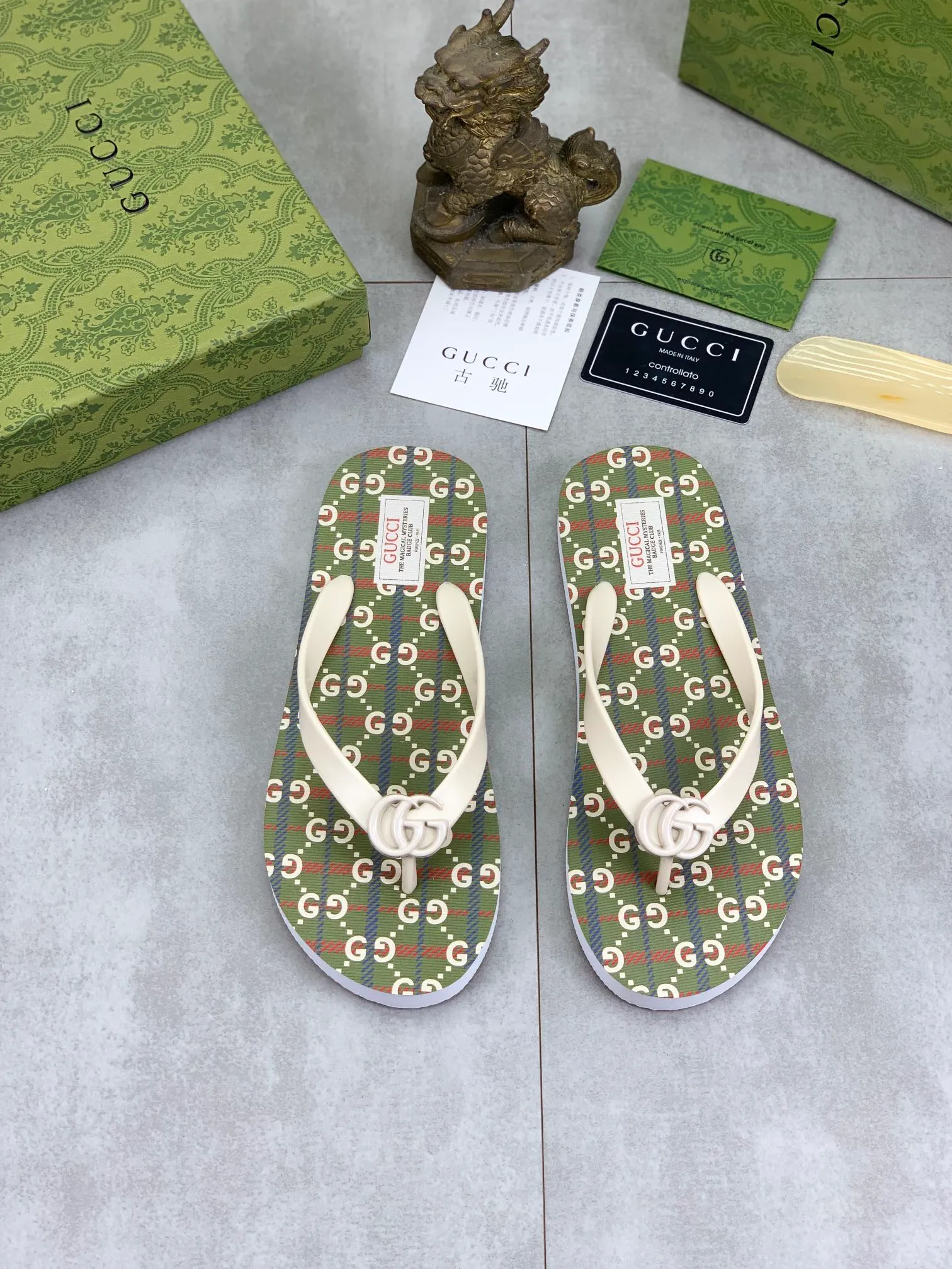 Men's men's shoes 💰P220💰【New style】🆘【GUCCI】Official website's popular Gucci adult couple 🧑‍🤝‍🧑 style, children's flip-flops are on sale at the counter simultaneously! Original fabric imported from Italy. Original bottom provided by the original factory. Size: Adult 36-45. Children’s size: 30-37. Multiple colors available.